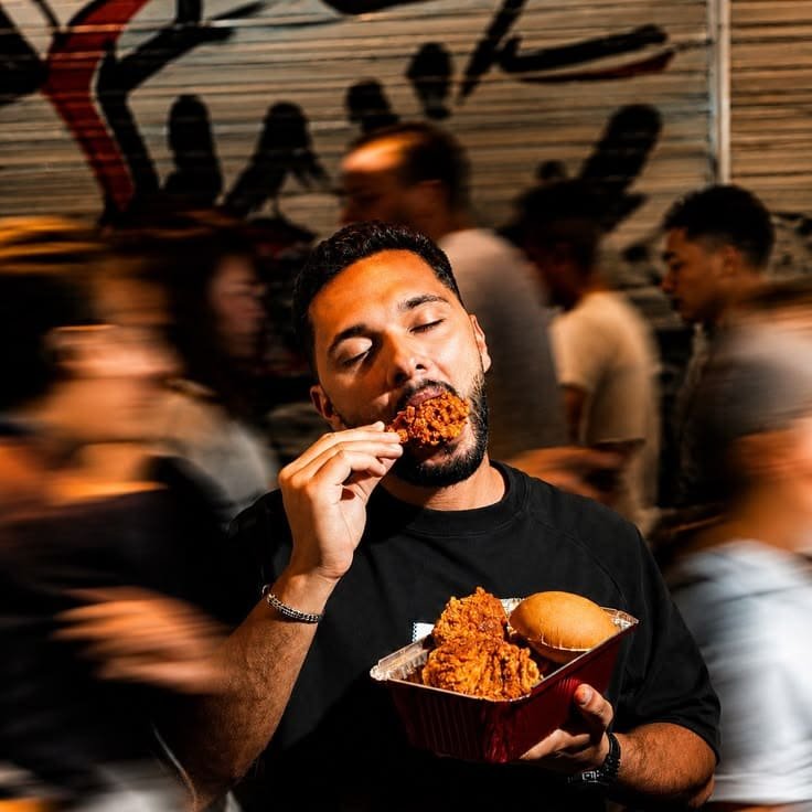 Cliente saboreando um petisco em um evento de rua movimentado